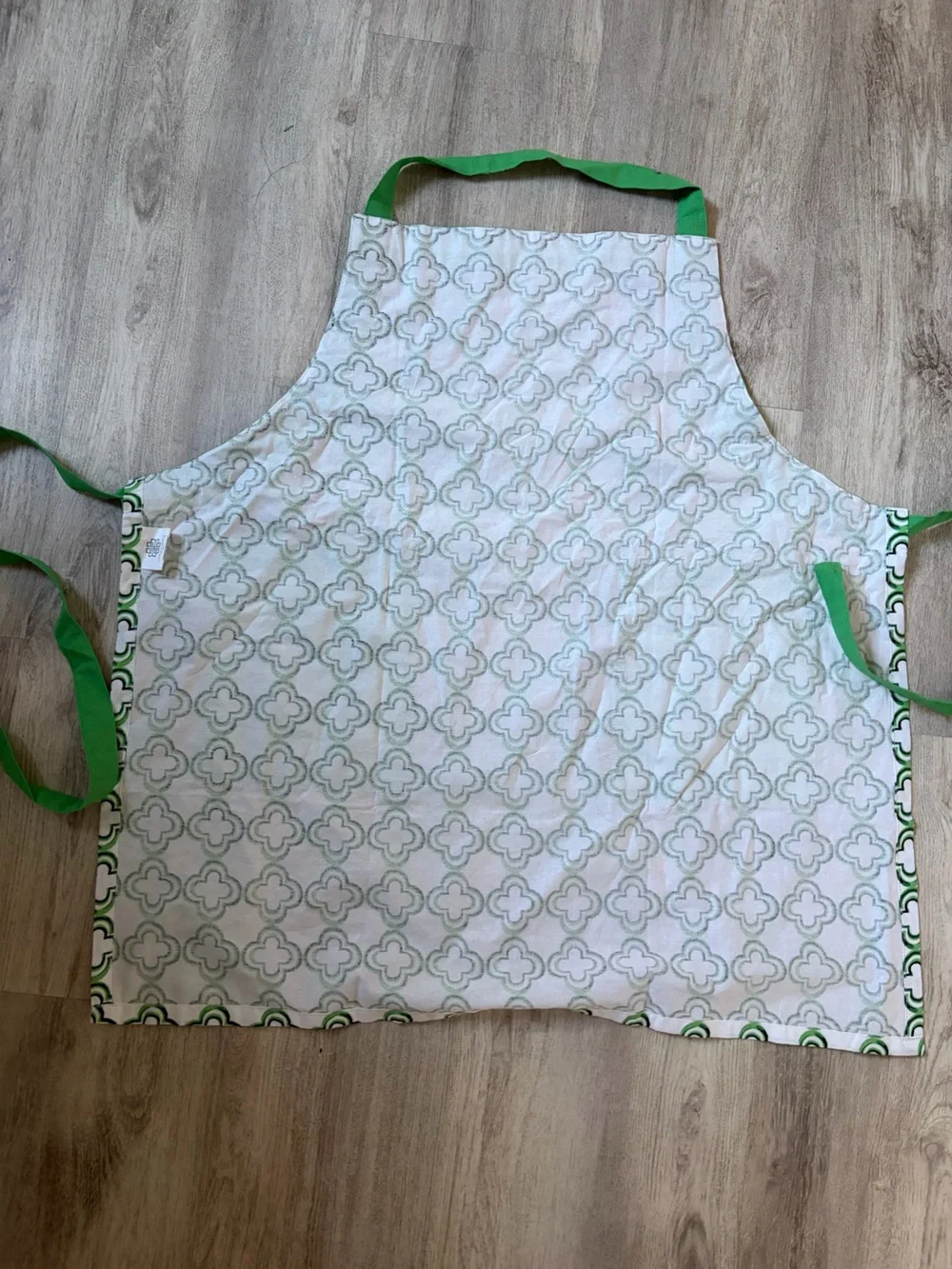 NWT green and white patterned Kitchen Apron with Pockets Patricia Heaton Home